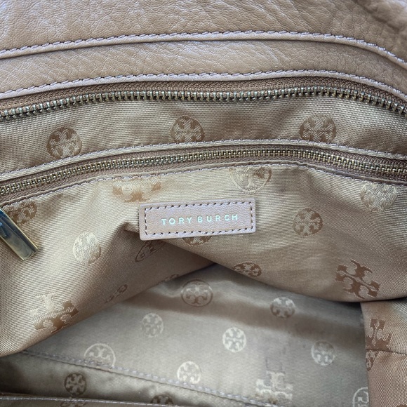 Tory Burch Meyer Plaque Tan Tote - Picture 4 of 9